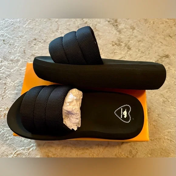 Rocket Dog’s Splash Slides - Picture 4 of 7